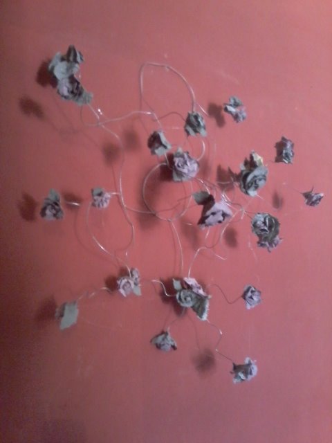 Flores de Hiroshima, escultura de parede. Metal e papel. 2015.